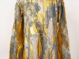 Vente aux enchères Robe brodée de fils d’or. Cette tenue qui fait partie de la collection
