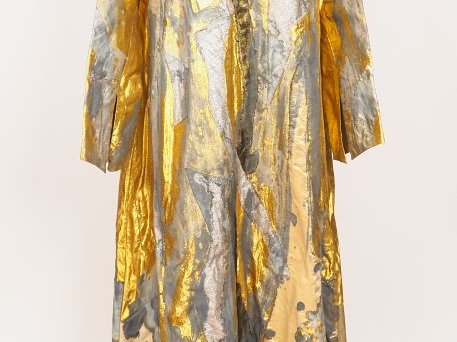 Robe brodée de fils d’or. Cette tenue qui fait partie de la collection
