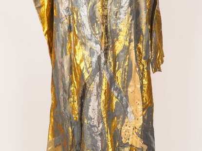 Robe brodée de fils d’or. Cette tenue qui fait partie de la collection