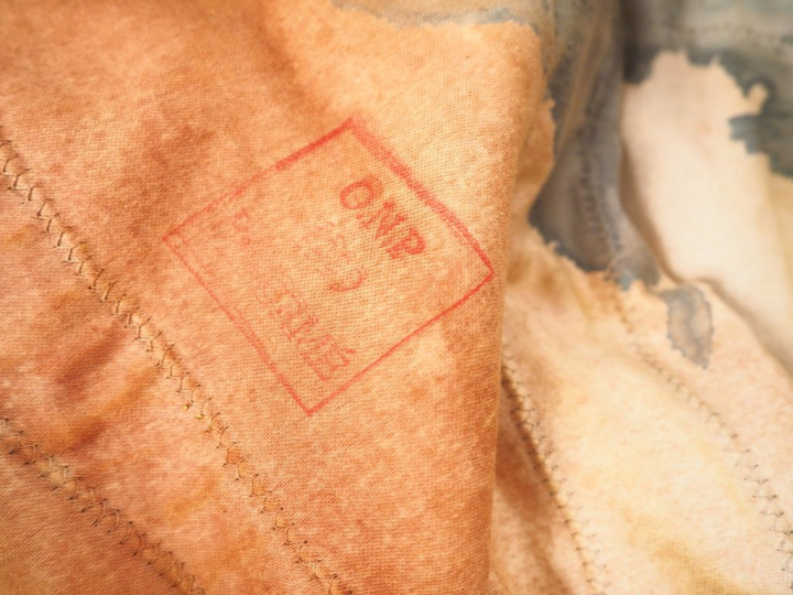 Robe brodée de fils d’or. Cette tenue qui fait partie de la collection