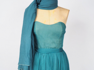 Vente aux enchères Robe et écharpe en mousseline de couleur turquoise conçues par Pier Lu