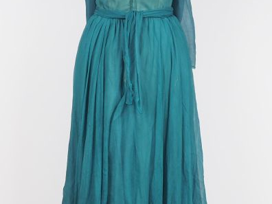 Robe et écharpe en mousseline de couleur turquoise conçues par Pier Lu