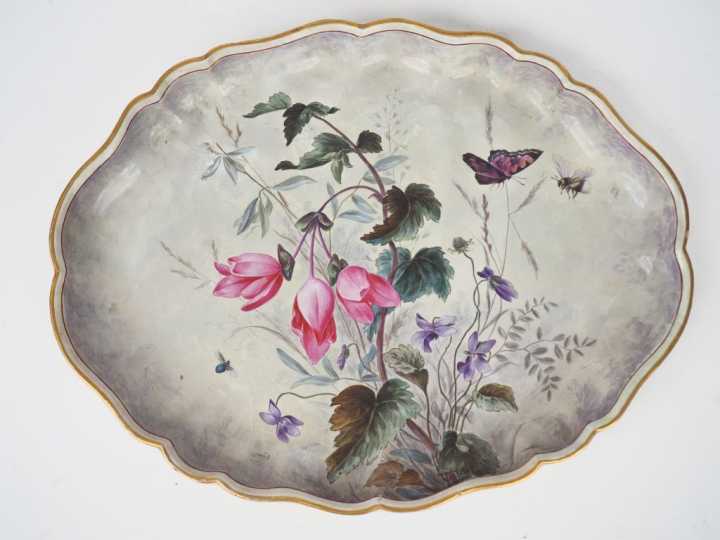 Emile GALLE. Plateau en faïence fine polychrome à décor de fleurs et d
