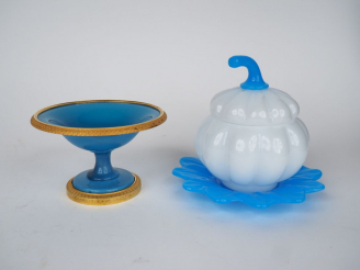 Vente aux enchères Lot comprenant : Baguier en opaline bleue, monture en laiton doré Sucr