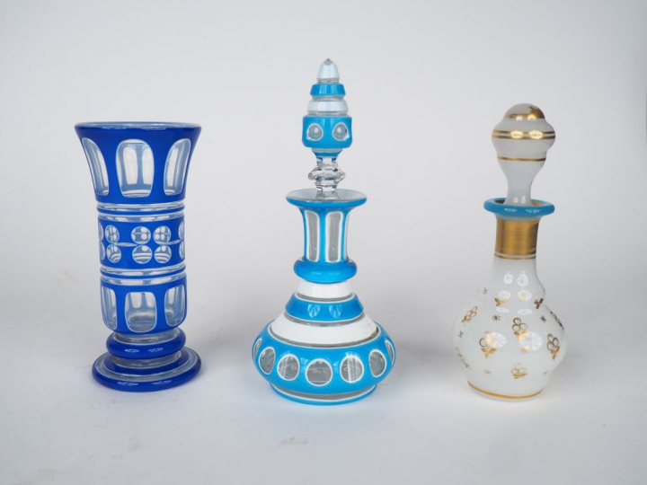 Lot comprenant : Flacon et vase en overlay Flacon en opaline blanche, 