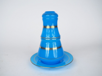 Vente aux enchères Service à eau XIXème en opaline bleue, à décor de liserés dorés.