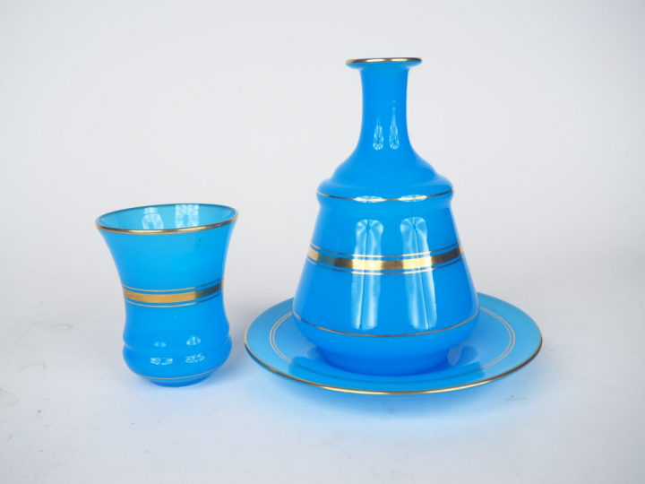 Service à eau XIXème en opaline bleue, à décor de liserés dorés.