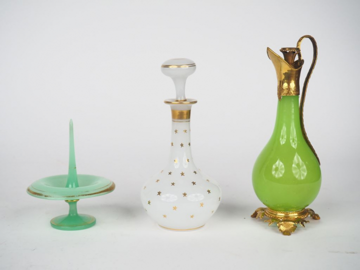 Lot comprenant : Baguier XIXème en opaline verte Flacon XIXème en opal