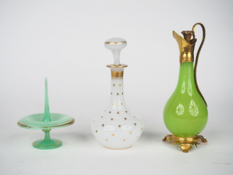 Vente aux enchères Lot comprenant : Baguier XIXème en opaline verte Flacon XIXème en opal