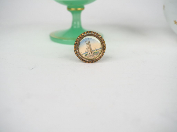 Lot comprenant : Baguier XIXème en opaline verte Flacon XIXème en opal