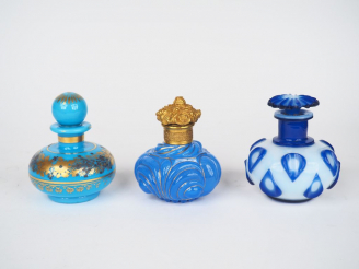 Vente aux enchères Lot comprenant trois flacons XIXème en overlay et opaline. un éclat ou