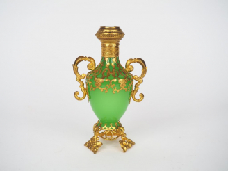 Vente aux enchères Flacon en opaline verte et laiton, bouchon orné d'un médaillon en camé