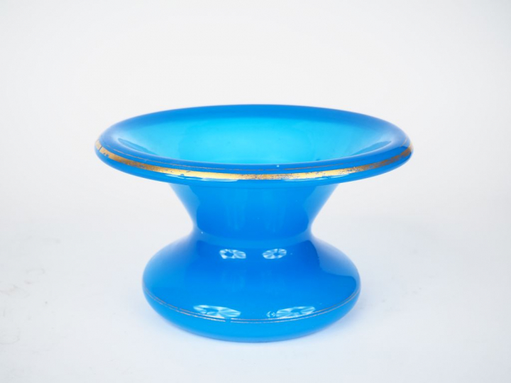 Vase Napoléon III en opaline bleue à décor de liserés dorés.  H. 13 cm