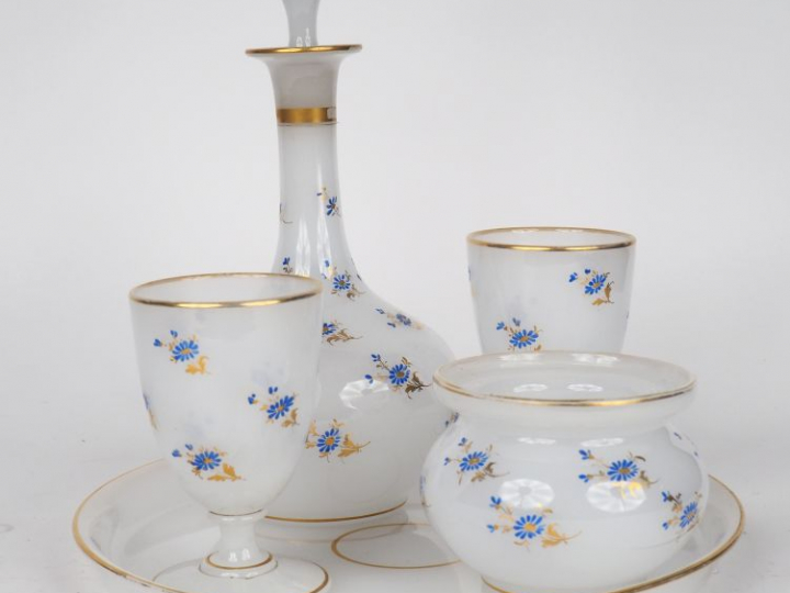 Service de nuit XIXème en opaline blanche, à décor de fleurettes bleue