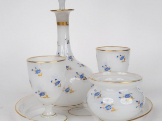 Vente aux enchères Service de nuit XIXème en opaline blanche, à décor de fleurettes bleue
