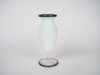 Vente aux enchères Vase ovoïde en opaline blanche cerclée d’argent. H. 17.5 cm