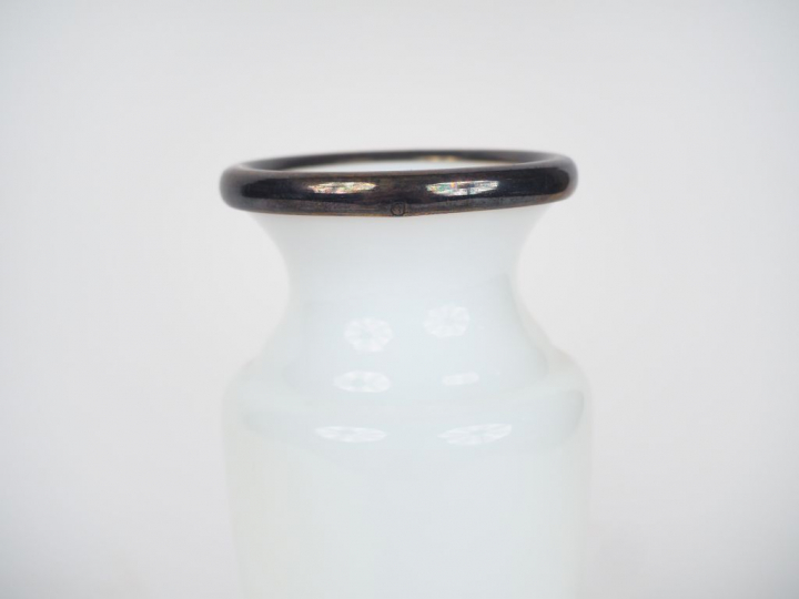 Vase ovoïde en opaline blanche cerclée d’argent. H. 17.5 cm