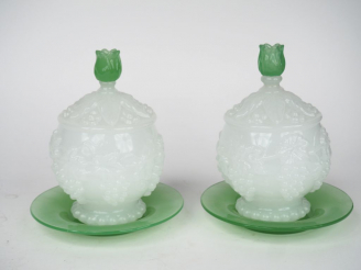Vente aux enchères BACCARAT. Paire de pots couverts Napoléon III et leur présentoir en op