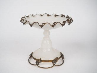 Vente aux enchères Coupe sur piédouche Napoléon III en opaline blanche, monture en laiton