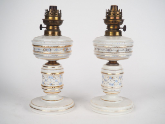 Vente aux enchères Paire de lampes Napoléon III en opaline blanche à décor de fleurettes 