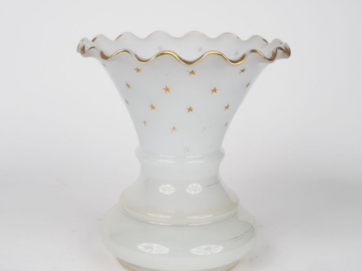 Vase cornet Napoléon III en opaline blanche à décor d’étoiles dorées, 
