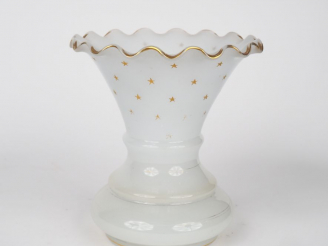Vente aux enchères Vase cornet Napoléon III en opaline blanche à décor d’étoiles dorées, 