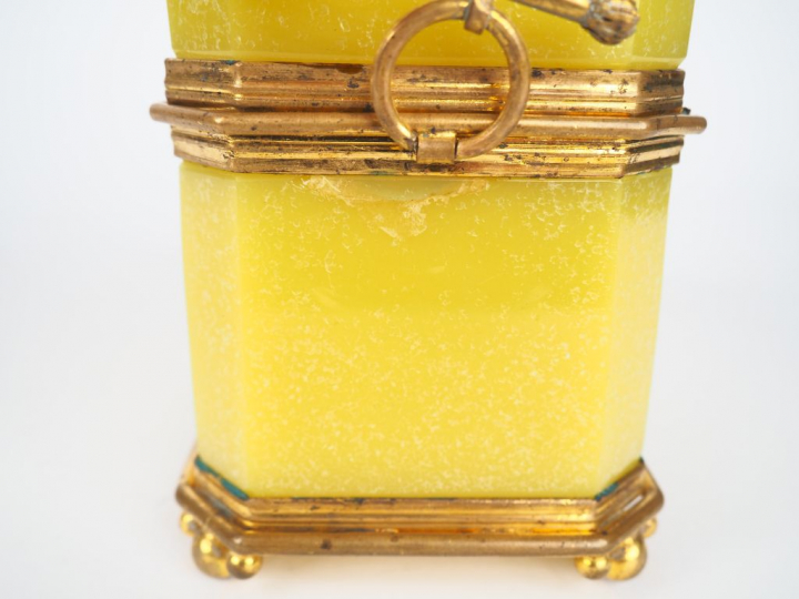 Cave à odeurs Charles X en opaline jaune jonquille, monture en laiton 