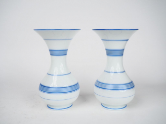 Vente aux enchères Paire de vases Napoléon III en opaline blanche à décor de liseré bleu.