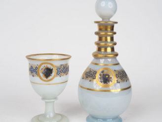 Vente aux enchères Flacon et verre Restauration en opaline blanche à décor en bleu et dor