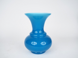 Vente aux enchères Vase Napoléon III en opaline bleue. H.24 cm.