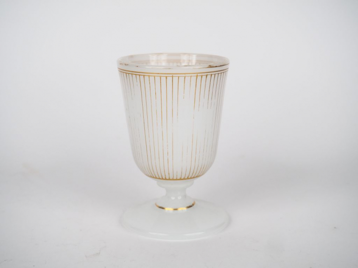 Verre Napoléon III en opaline à décor de liserés dorés. H. 11.5 cm.