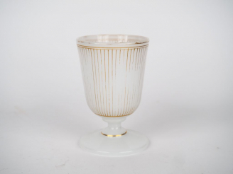 Vente aux enchères Verre Napoléon III en opaline à décor de liserés dorés. H. 11.5 cm.