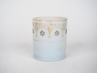 Vente aux enchères Verre Restauration en opaline blanche décor doré et bleu. H. 8 cm.