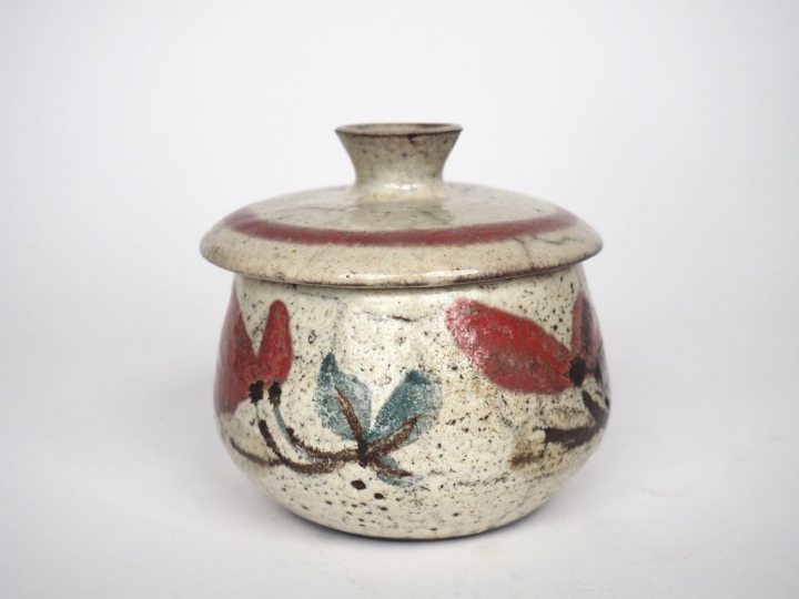 Le Grand Chêne à Vallauris. Pot couvert en céramique. H. 10,5 cm.