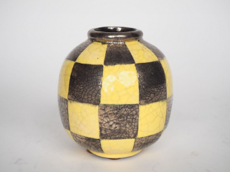 Vente aux enchères CHRISTENS. Vase boule en céramique à décor de damier jaune et argenté.