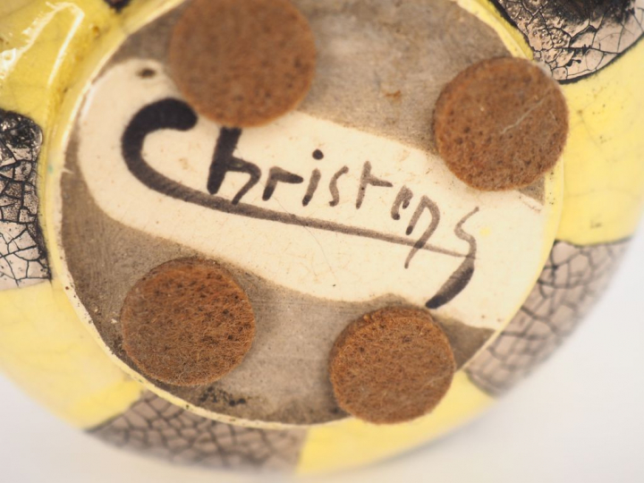 CHRISTENS. Vase boule en céramique à décor de damier jaune et argenté.