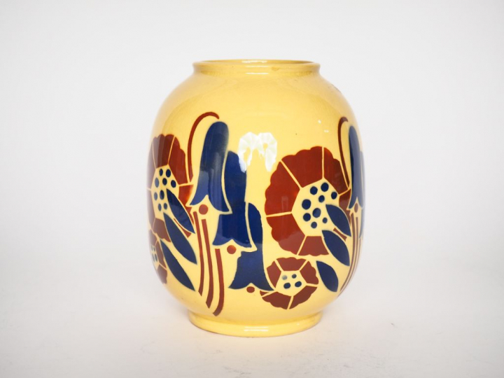 LUNEVILLE. Vase en faïence à décor de fleurs sur fond jaune. Signé. H.