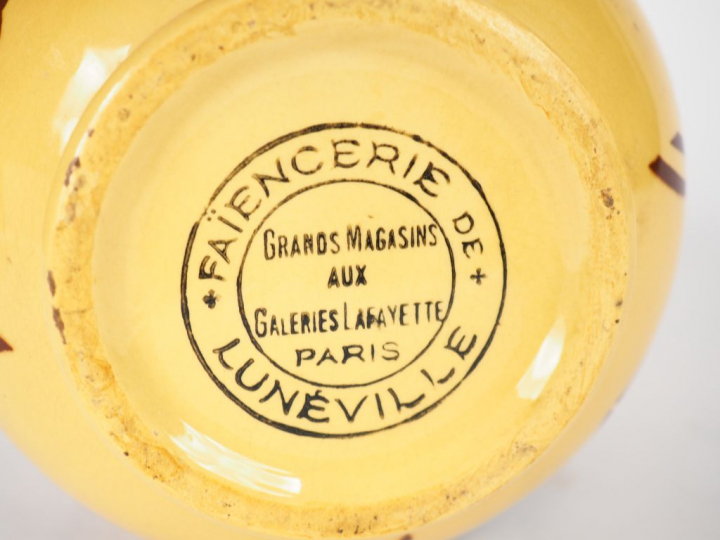 LUNEVILLE. Vase en faïence à décor de fleurs sur fond jaune. Signé. H.