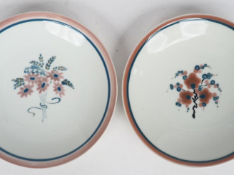 Vente aux enchères THARAUD. Paire d'asiettes en porcelaine à décor de branchages fleuris.