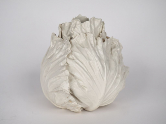 Vente aux enchères Vase en porcelaine blanche en forme de chou. H. 15 cm.