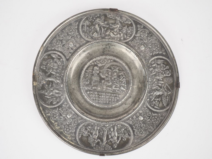 Coupe en étain XVIIème à décor de scène de la Genèse. Diam. 17,5 cm.