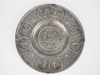 Vente aux enchères Coupe en étain XVIIème à décor de scène de la Genèse. Diam. 17,5 cm.