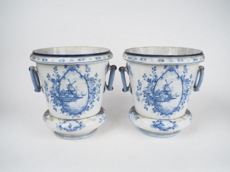 Vente aux enchères Paire de caches pots en faïence de Delft à décor de paysages hollandai