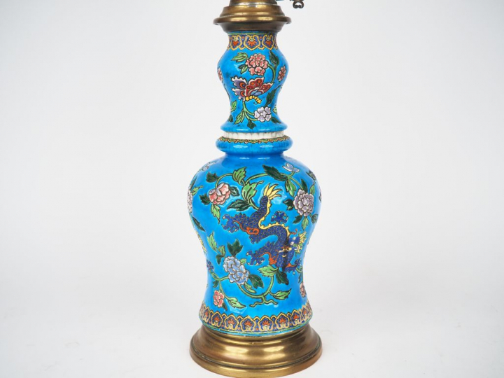 LONGWY.  Lampe à pétrole en faience polychrome à décor de fleurs. H. 4