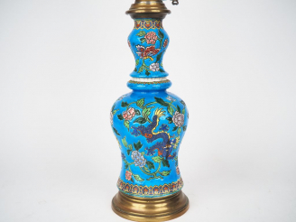 Vente aux enchères LONGWY.  Lampe à pétrole en faience polychrome à décor de fleurs. H. 4