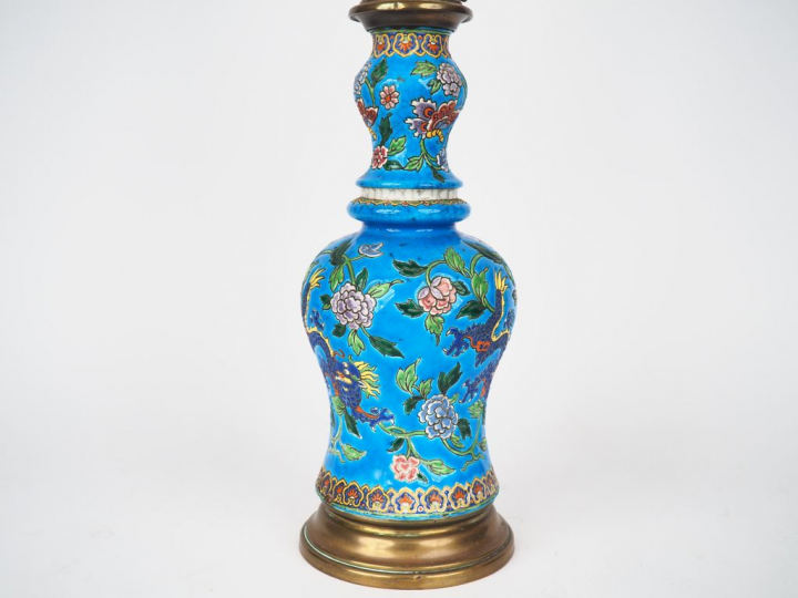 LONGWY.  Lampe à pétrole en faience polychrome à décor de fleurs. H. 4