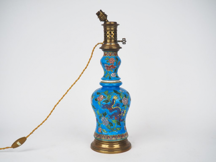 LONGWY.  Lampe à pétrole en faience polychrome à décor de fleurs. H. 4