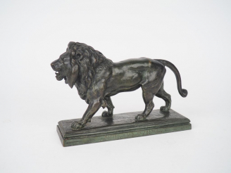 Vente aux enchères BARYE. "Lion marchant". Sculpture en bronze XIXème, à patine verte, si
