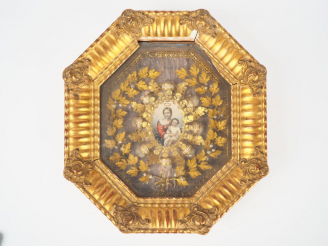 Vente aux enchères Reliquaire XIXème en paperolle, comprenant huit reliques de saints et 