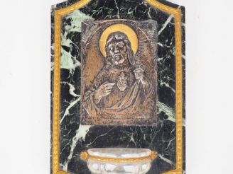 Vente aux enchères Bénitier fin XIXème en marbre, verre et bronze orné d'une plaque repré